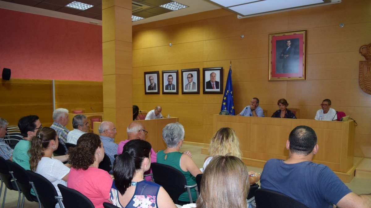 Reunión de coordinación entre Ayuntamiento y vecinos para preparar las fiestas.