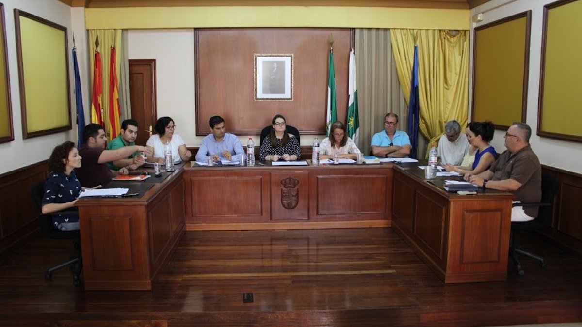 El concejal Juan Ángel Guerrero (derecha) en un Pleno anterior.