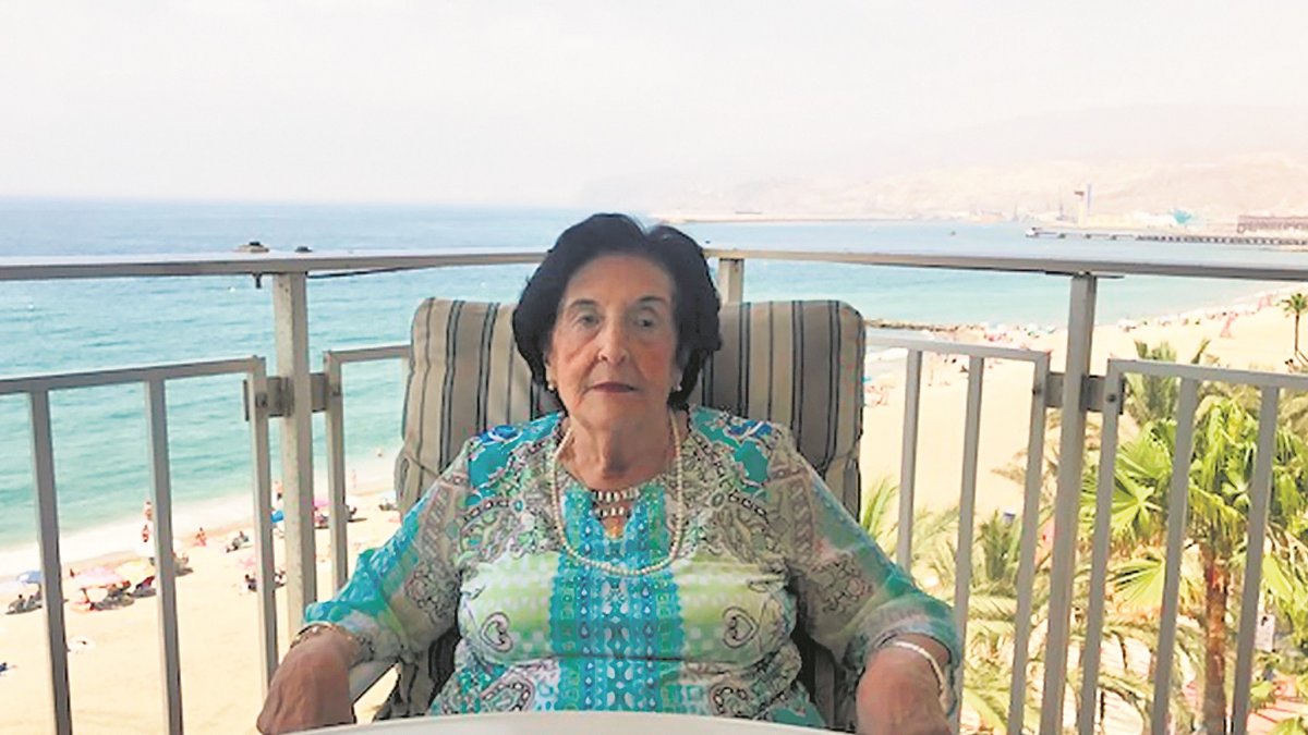 María Rozas Mazo en su vivienda del Paseo Marítimo.