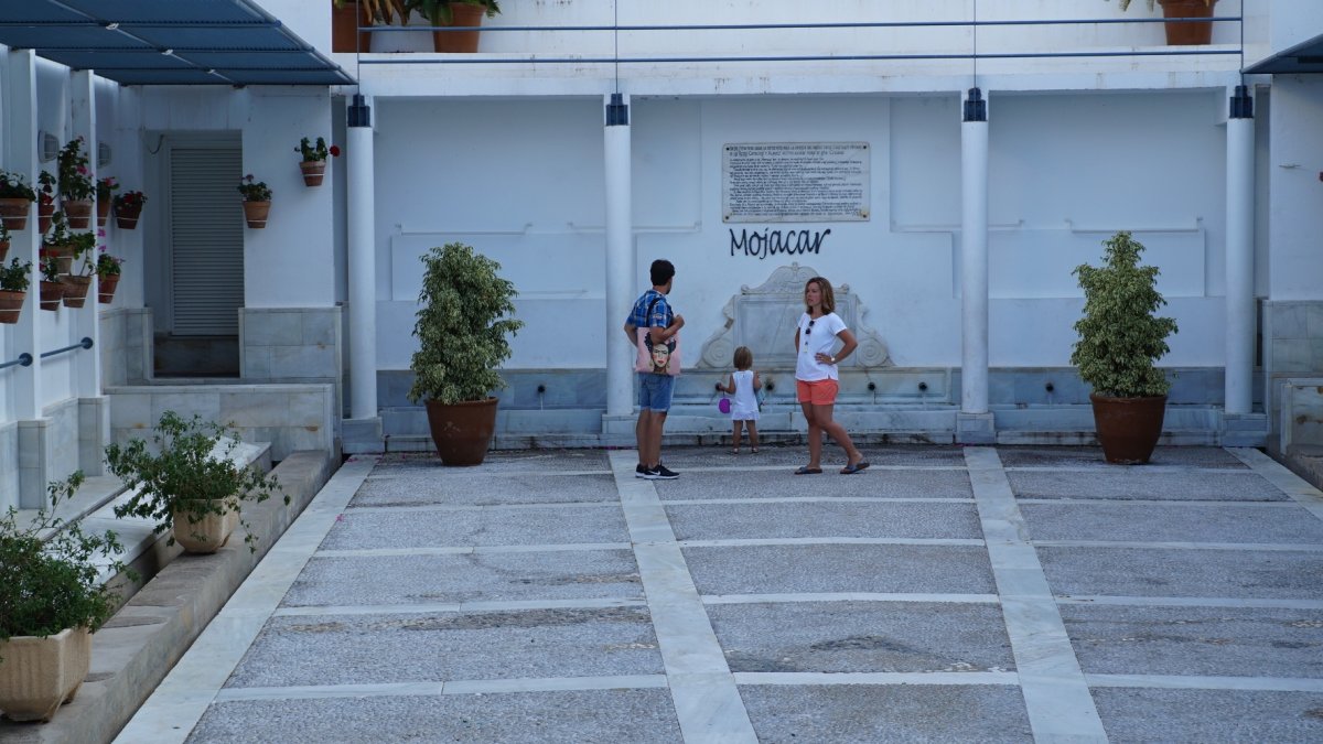 Imagen de los vecinos acudiendo a la fuente de Mojácar.