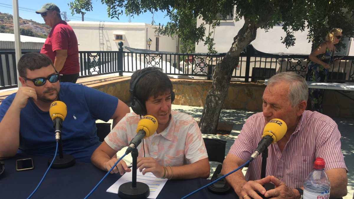 Los miembros de la Comisión de Fiestas Javier Martínez (izquierda) y Adolfo Cano (derecha) en La SER.