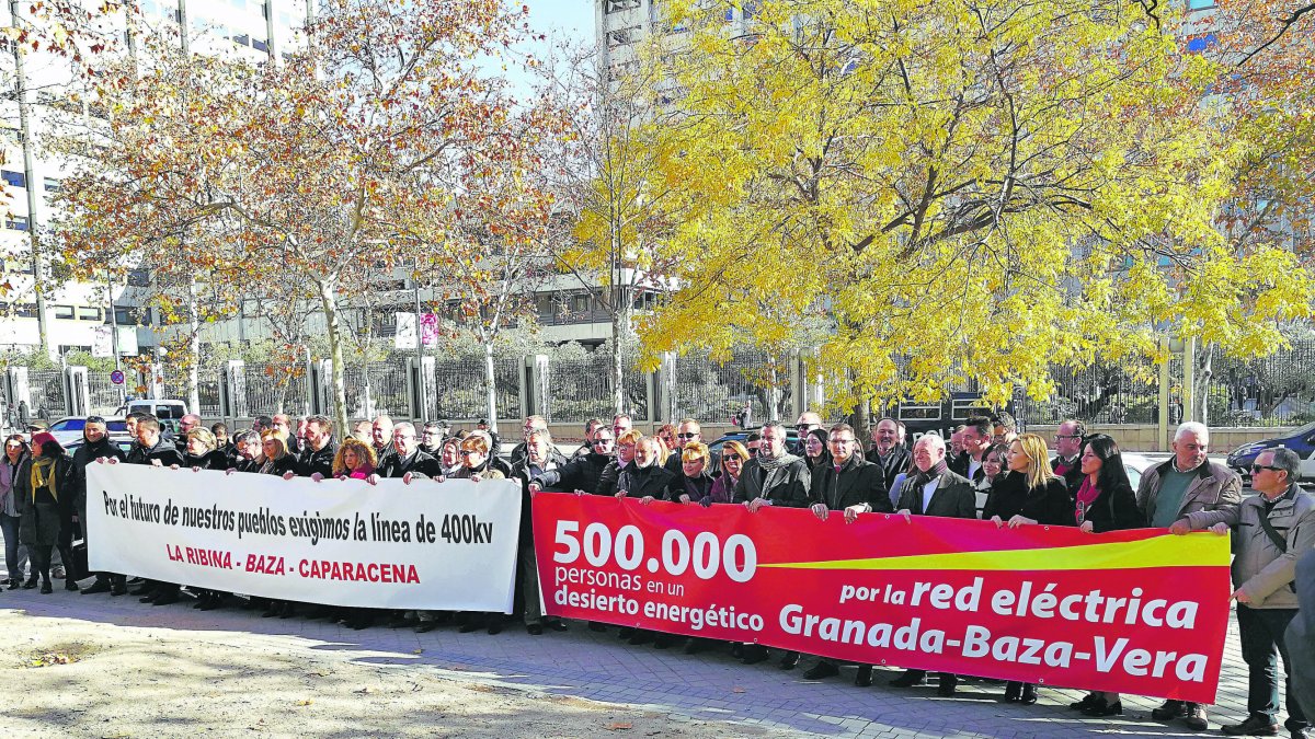 Protesta reciente de alcaldes y empresarios de los municipios afectados por la falta de instalaciones eléctrica.