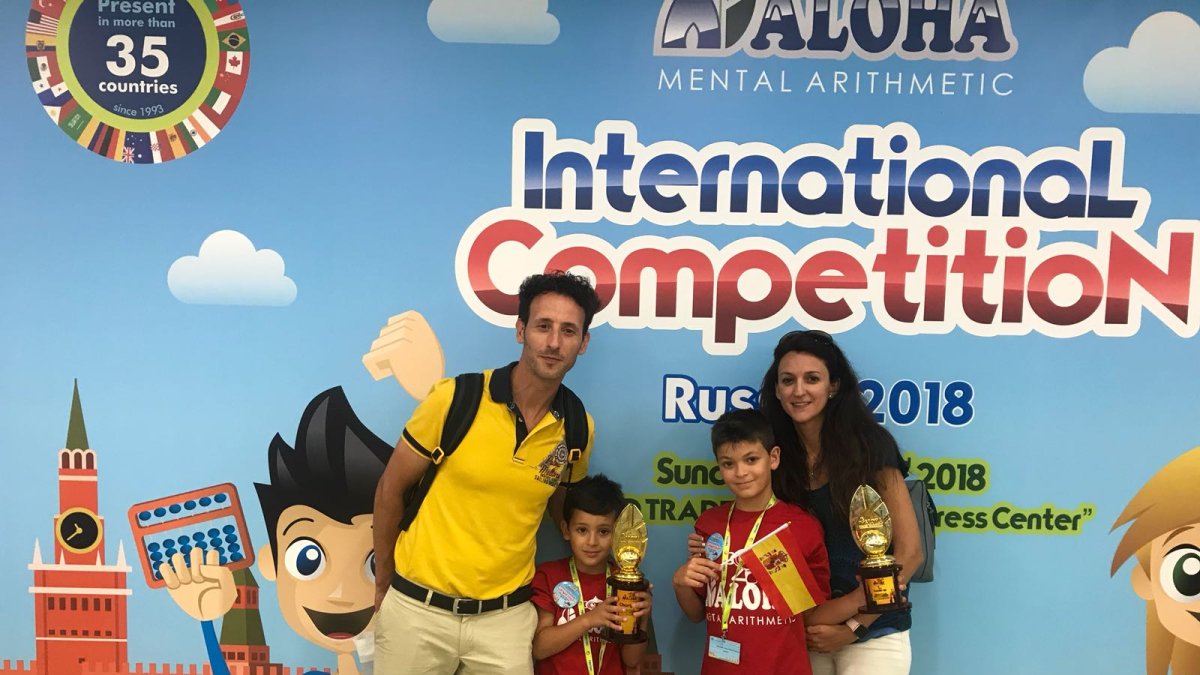 Alejandro y Daniel, tercero y segundo del mundo, con sus padres tras competir en Moscú.