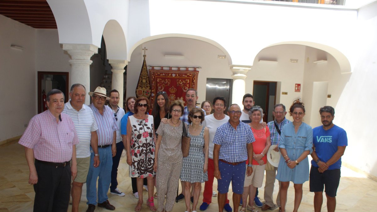 La hermana mayor electa, María del Mar Marín, junto a hermanos del Prendimiento.