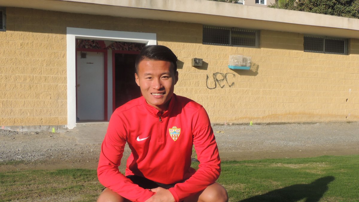 El chino Lin en el campo de La Vega de Acá.