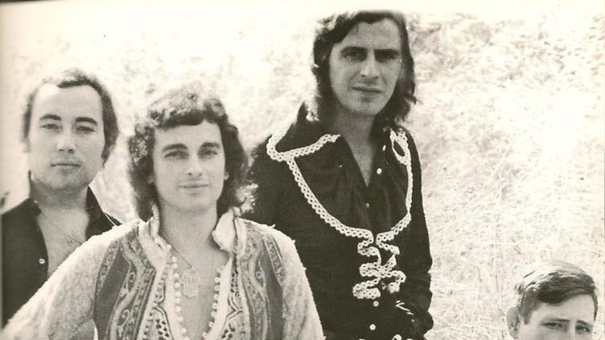 José Pérez, segundo por la izquierda, juto con otros miembros de Los Puntos en la década de los 70.