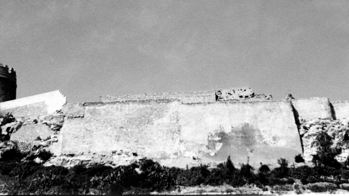 Los muros terrosos y austeros de la fortaleza formaron parte del último recuerdo de su ciudad natal.