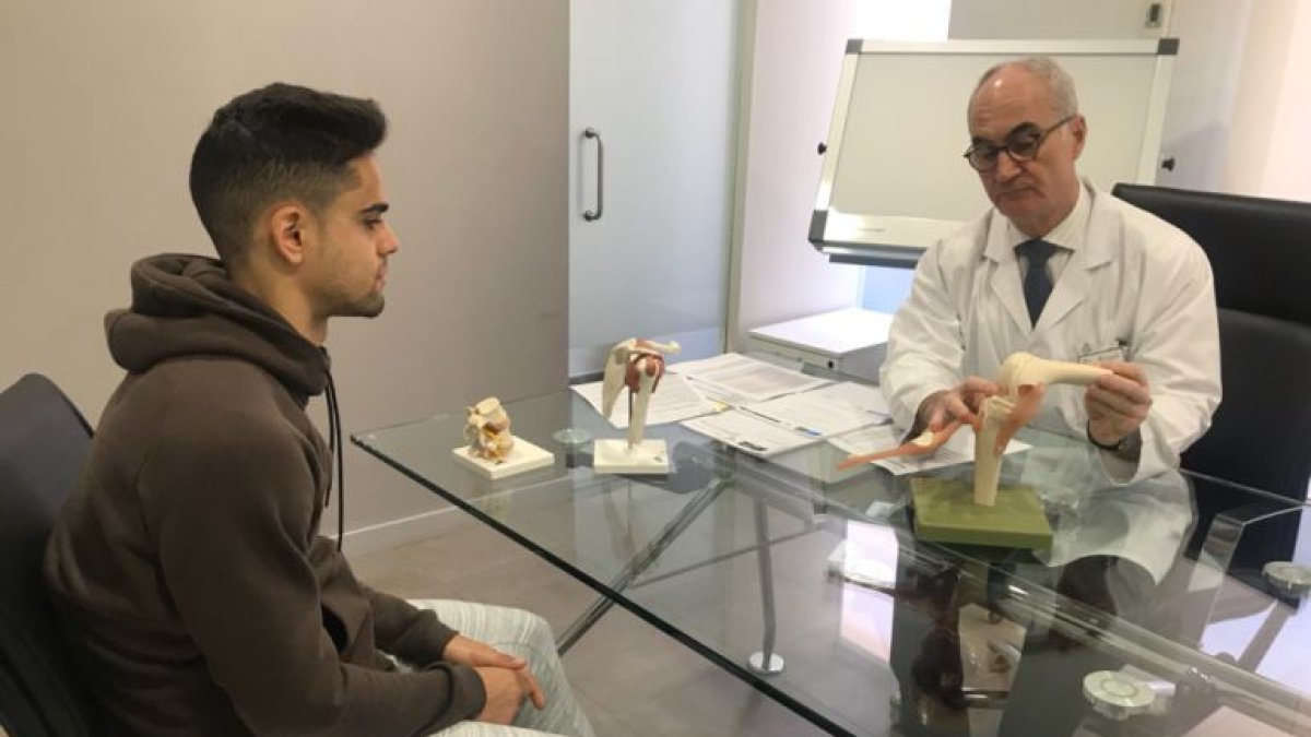 Ripol explicándole a Fran Rodríguez la lesión que se produjo la pasada temporada.