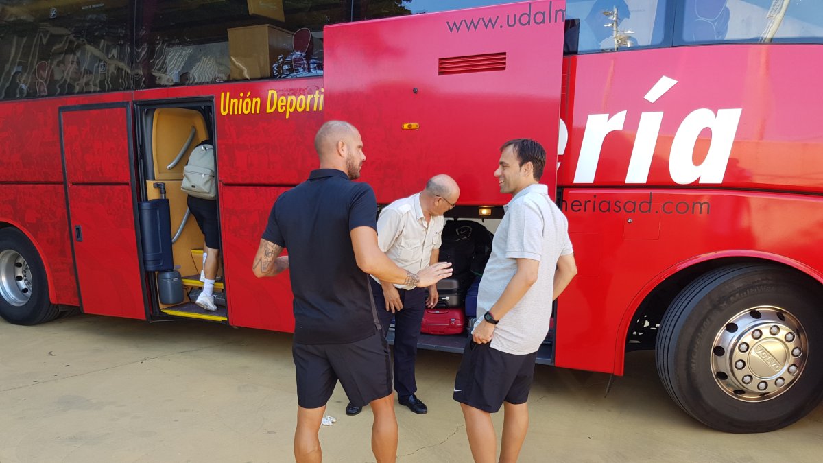 Nano González y Fran Fernández en el autobús rojiblanco.
