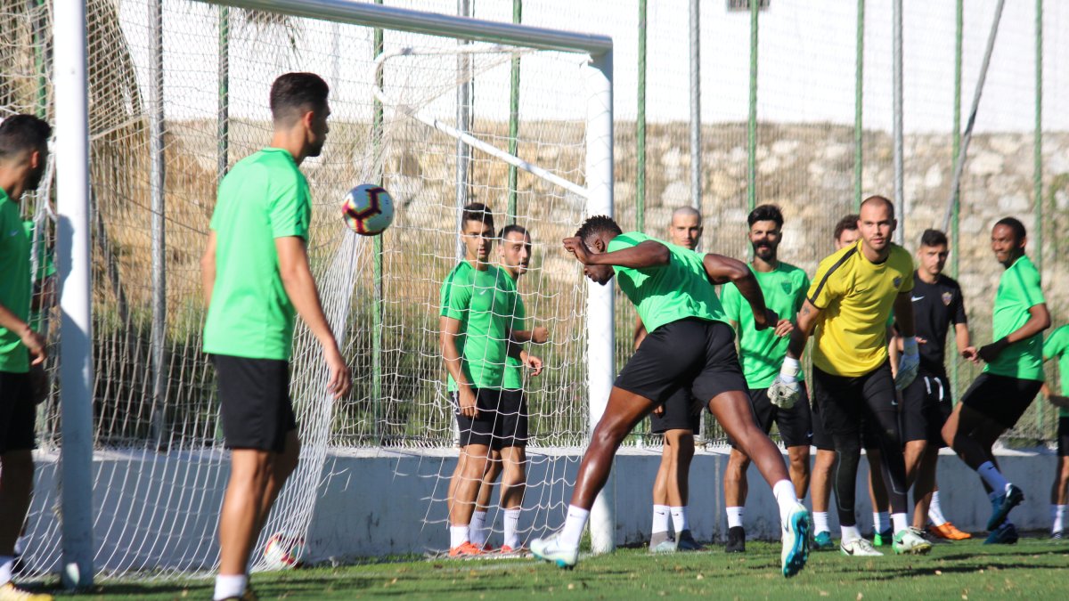 Sekou rematando de cabeza en el entrenamiento.