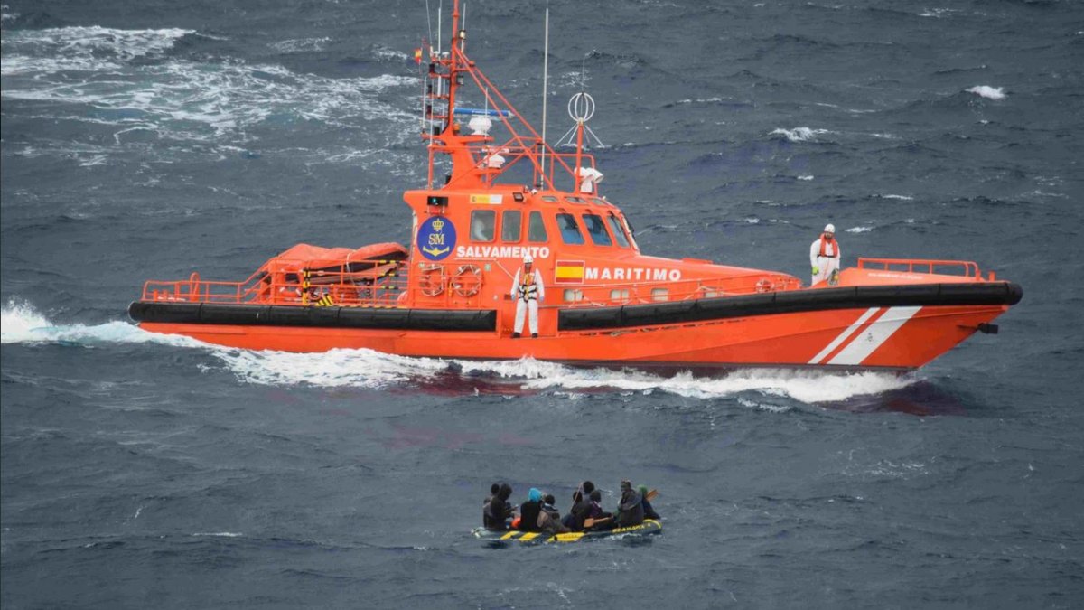 Rescate de una patera, en una imagen de Salvamento