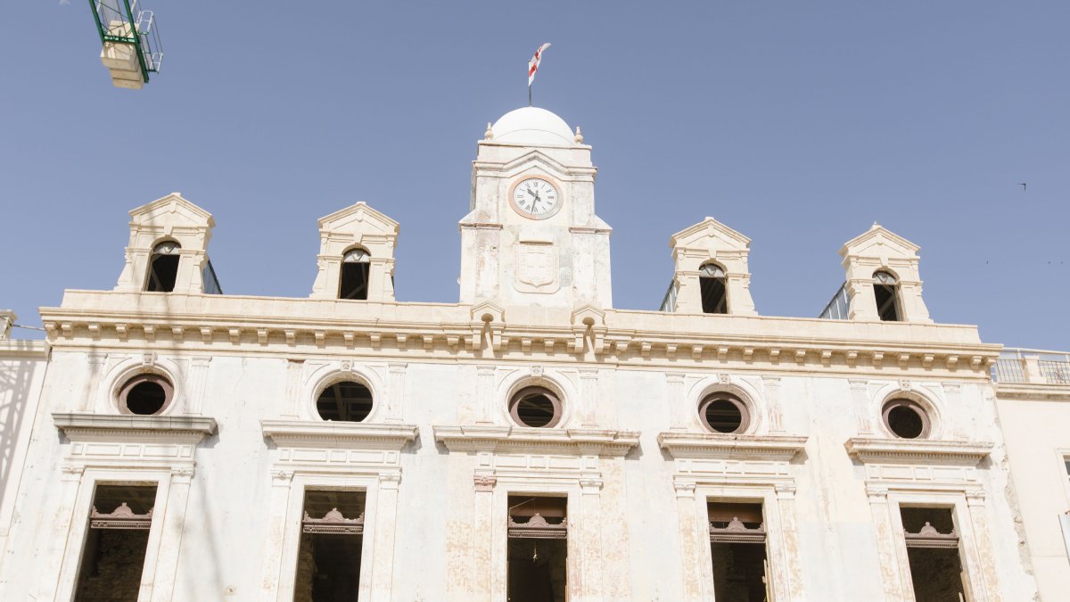 La fachada principal de las Casas Consistoriales estará revestida con piedra natural tras una nueva actuación.