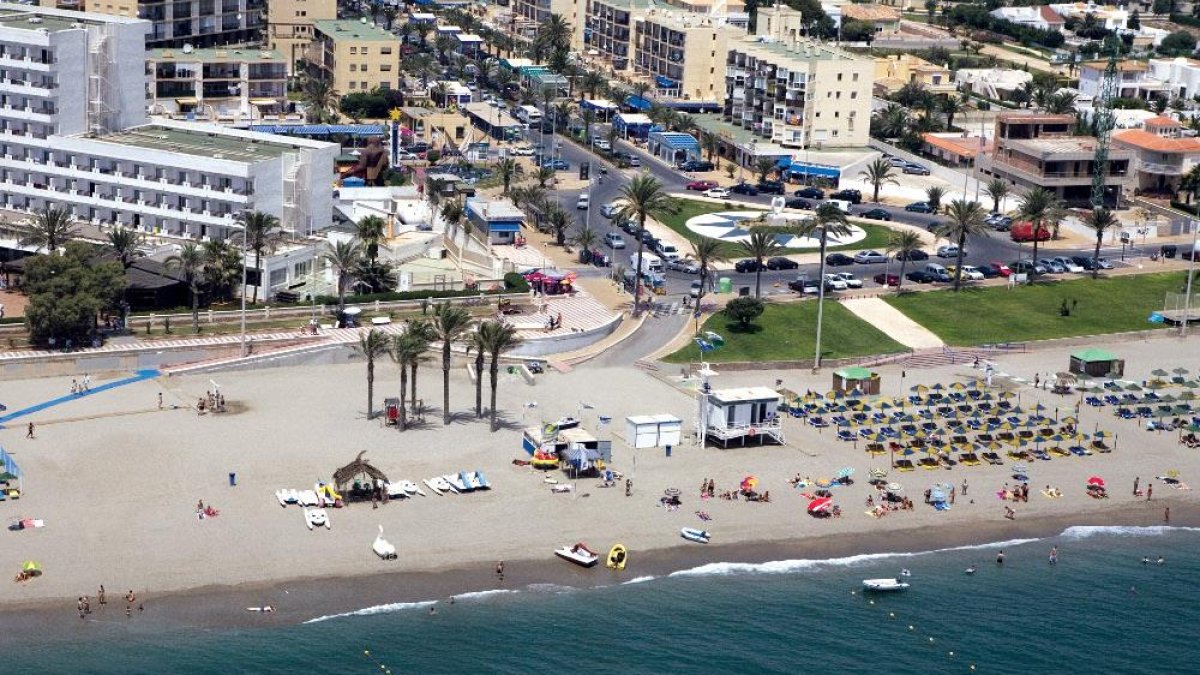Viviendas en la zona costera de Roquetas de Mar, uno de grandes centros residenciales almerienses.