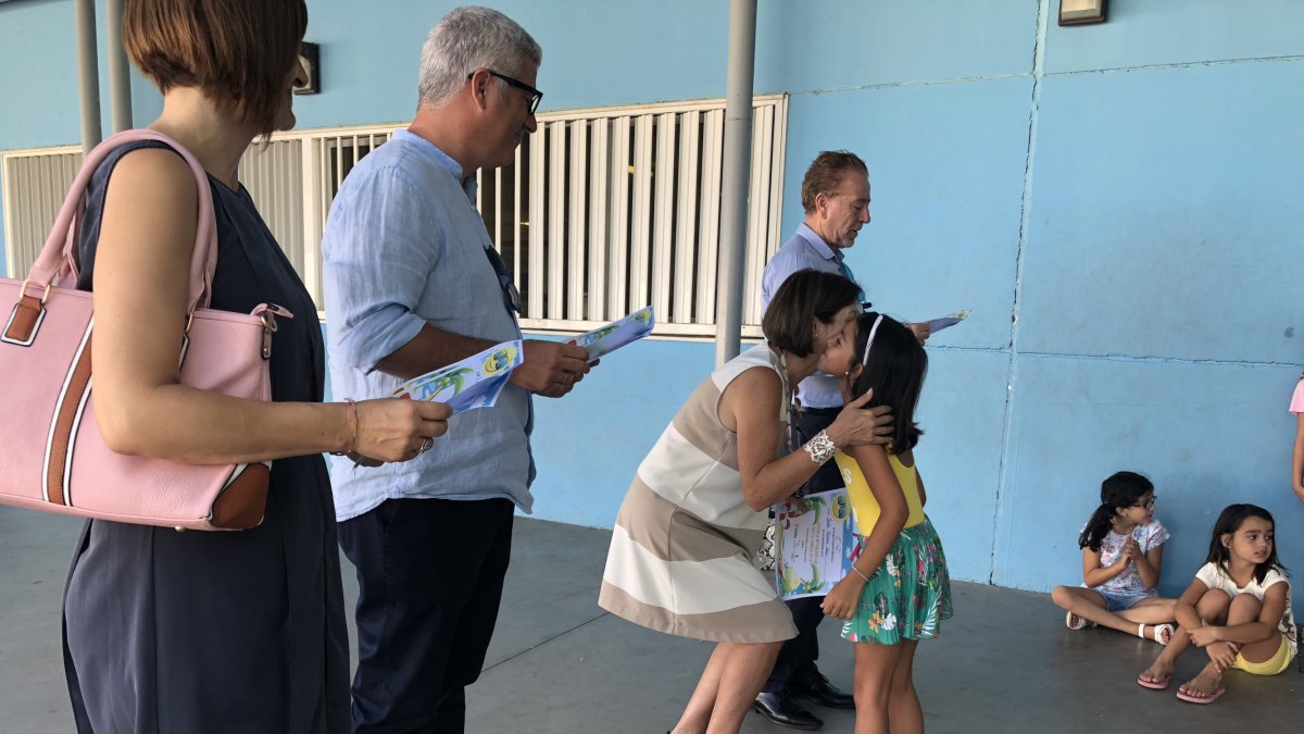 África Obispo entregando un diploma en compañía del alcalde.