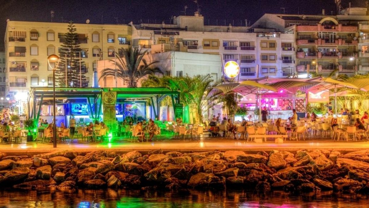Turistas en las terrazas del Malecón de Garrucha durante una noche veraniega.