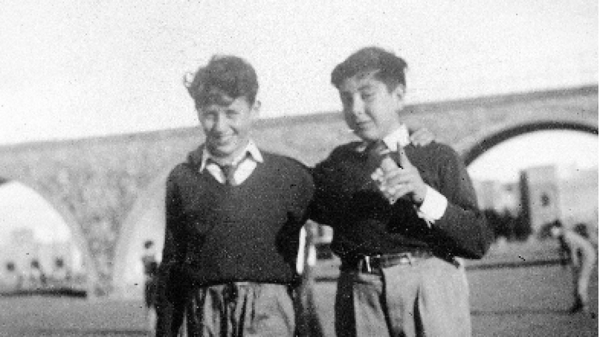 Los adolescentes jugaban en el solar bajo el puente de piedra que iba desde la estación del tren al Cable Francés.