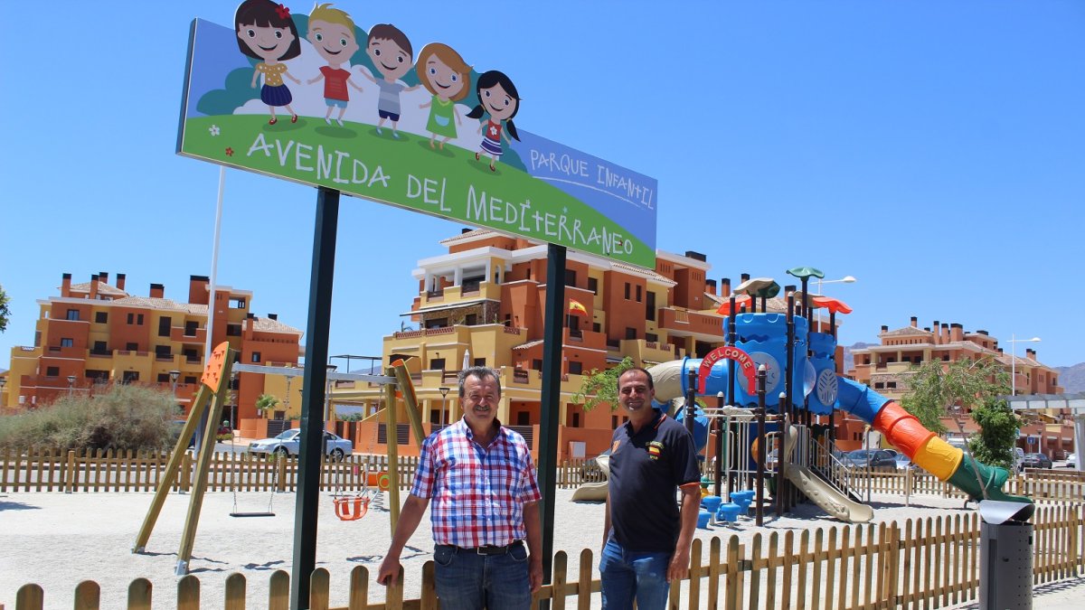 El alcalde y el concejal de Parques y Jardines en el nuevo parque de Av. Mediterráneo de Terreros.