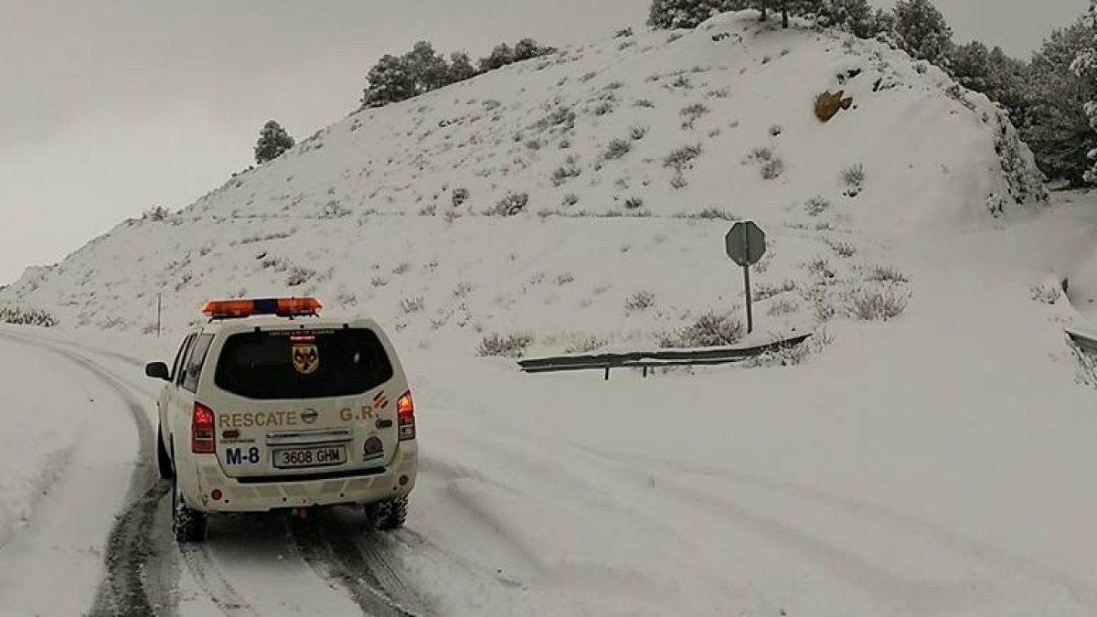 n vehículo de Protección Civil en un servicio de prevención en el Puerto de la Ragua, donde se realizaron más actuaciones en febrero y marzo.