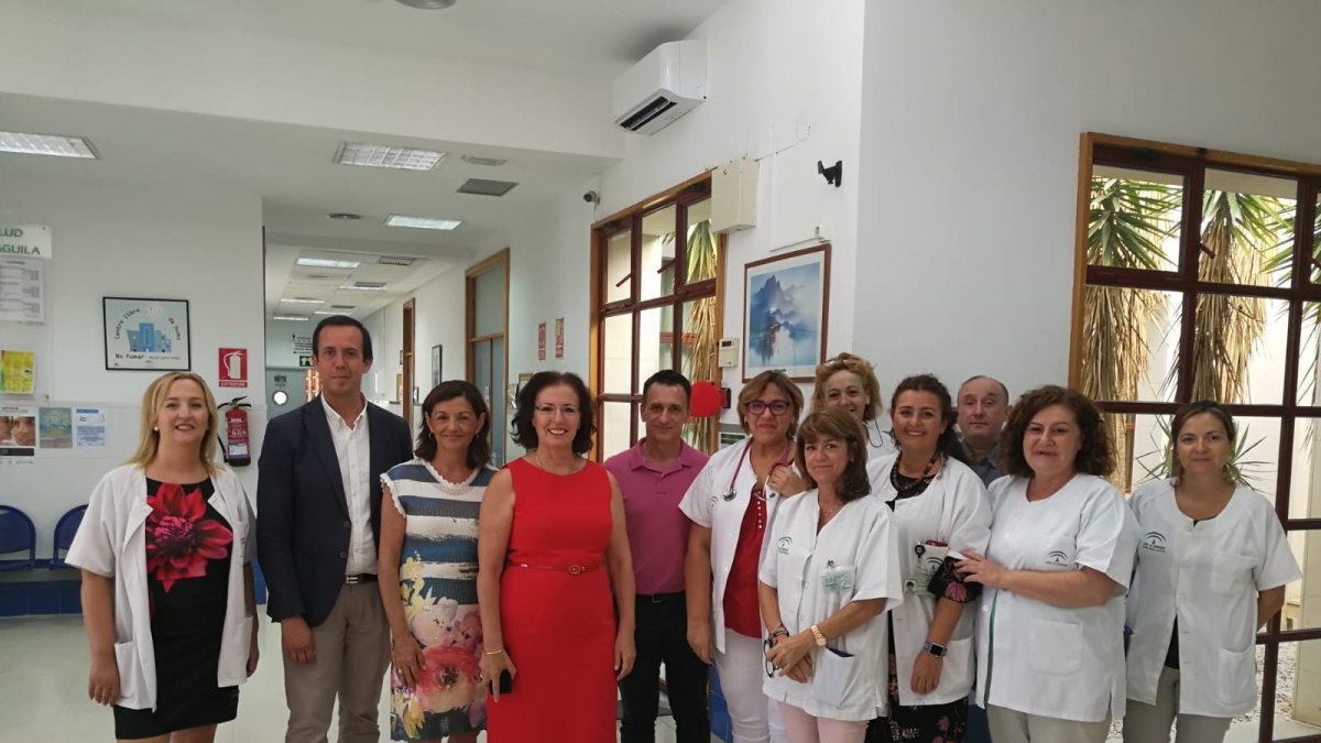 La delegada de Gobierno, Gracia Fernández, ha visitado el centro de salud de Santa María del Águila.
