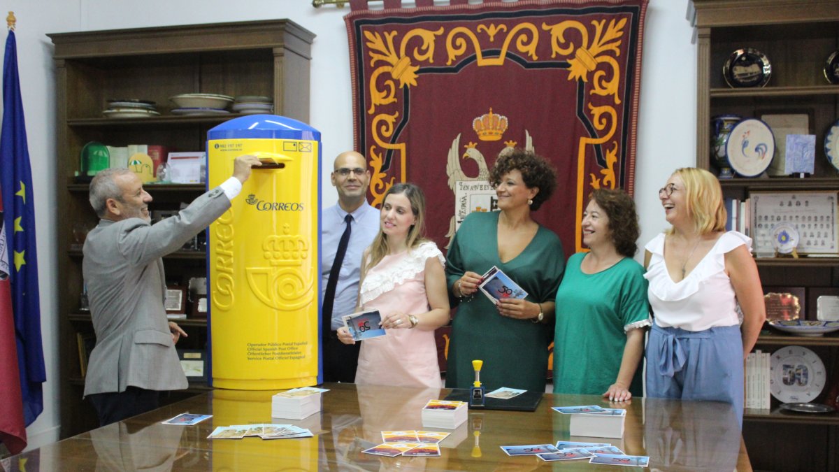 El alcalde de Vera introduce una de las postales conmemorativas en el buzón.