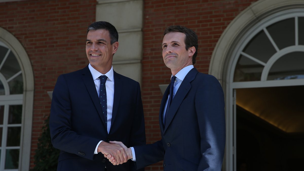 Sánchez y Casado se saludan en Moncloa.