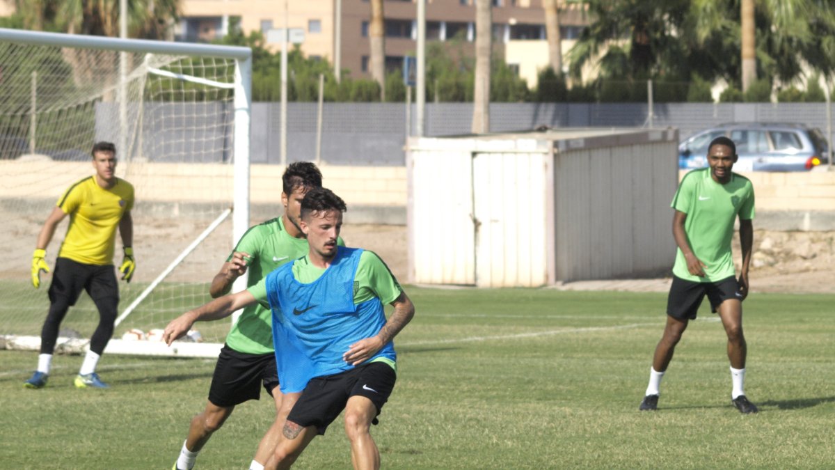 Javi Moreno y José Romera en una jugada del partidillo.