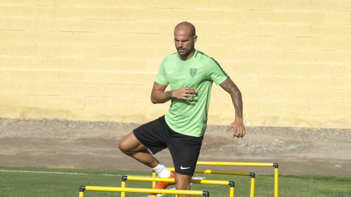 Nano González entrenando al margen en la Vega.