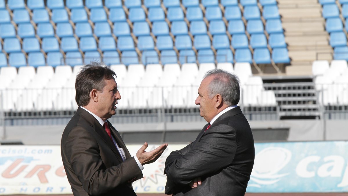Alfonsín charla con Alfonso García.