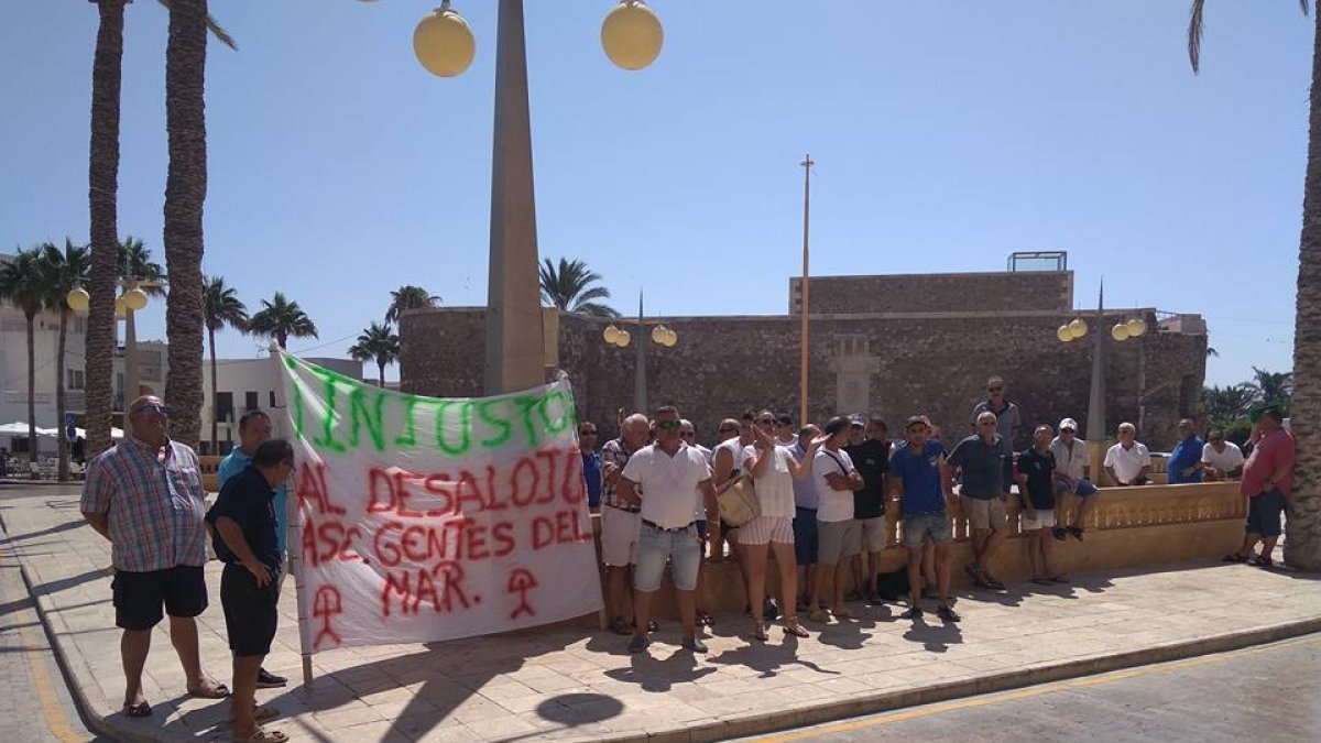 Concentración de \'Gentes del Mar Indalo\' frente al ayuntamiento.