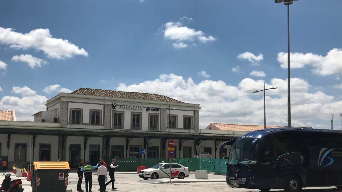 Un autobús en la estación de tren de Granada.
