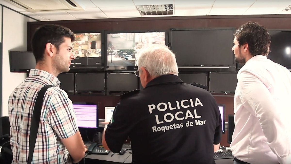 El ingeniero Ramón González, y concejal Fracisco Gutiérrez supervisan las pantallas.