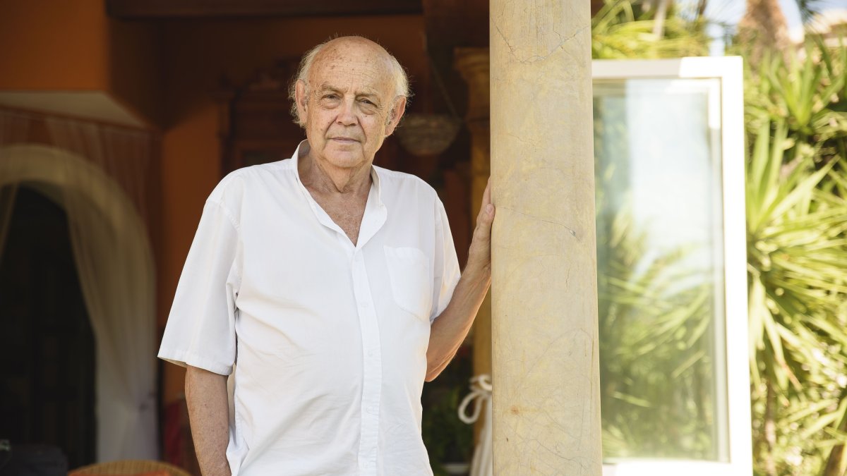 GH Guarch, en el porche del jardín de su casa