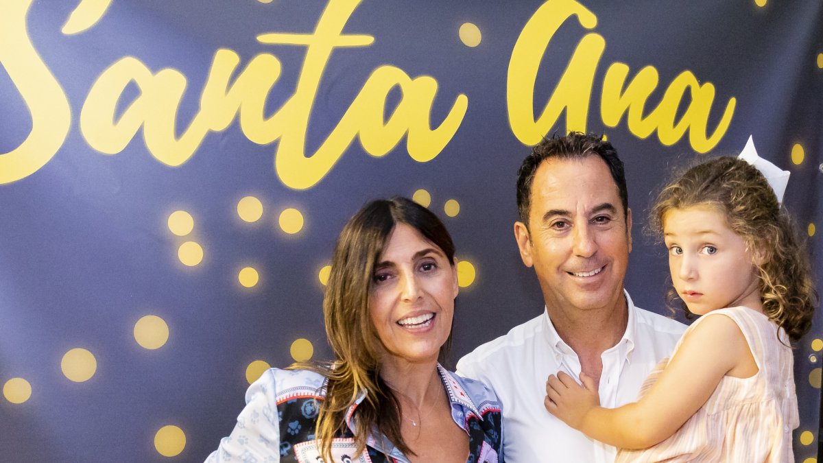 Ana Mercader y su esposo, José Luis Carrión, presidente del Grupo Carrida, con su nieta.