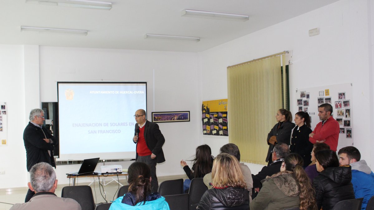 Reunión entre el alcalde y los vecinos de San Francisco.
