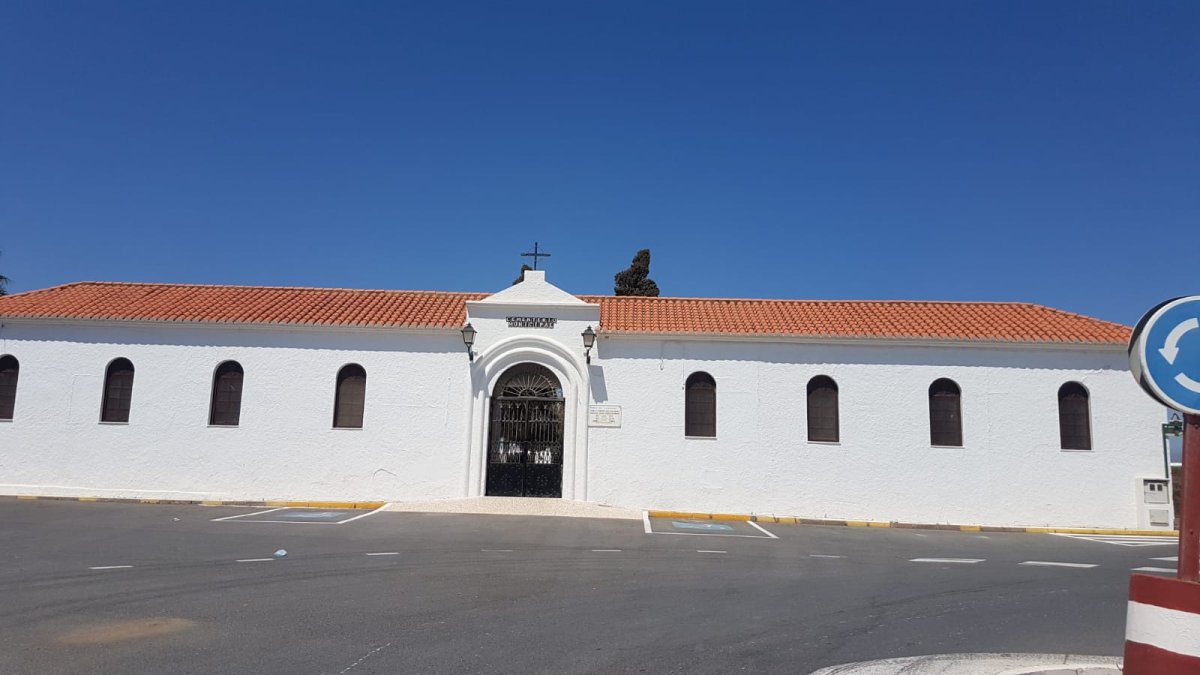 Fachada del Cementerio Municipal de Adra.