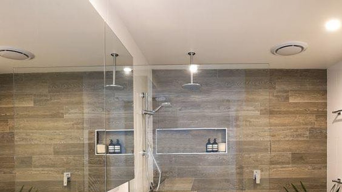Baño sin barreras pero cuidando la estética.