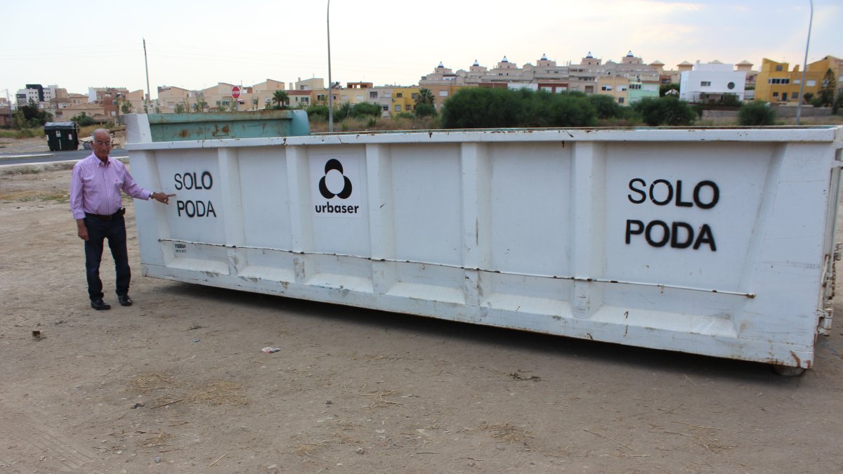 El alcalde, junto a uno de los nuevo contenedores para las podas.