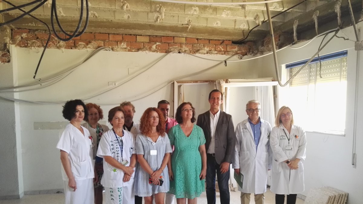 La delegada del Gobierno y el de Salud, con la dirección del Hospital Torrecárdenas