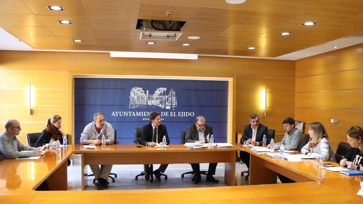 Reunión de junta de Gobierno del Ayuntamiento de El Ejido, el que más deuda acumula de la provincia