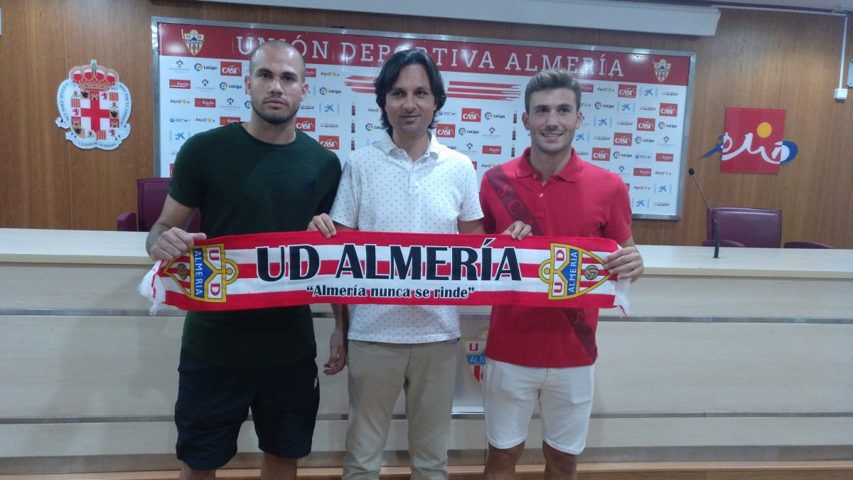 La presentación de los dos jugadores del Almería B.