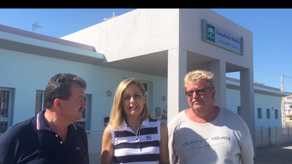 La senadora Maribel Sánchez con el alcalde de Pulpí y el edil de Salud.