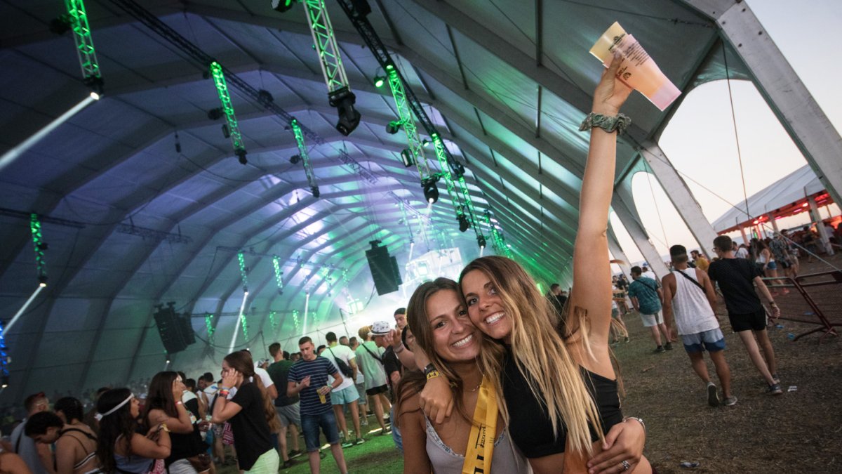Dos chicas disfrutando de una edición anterior del Dreambeach Villaricos.