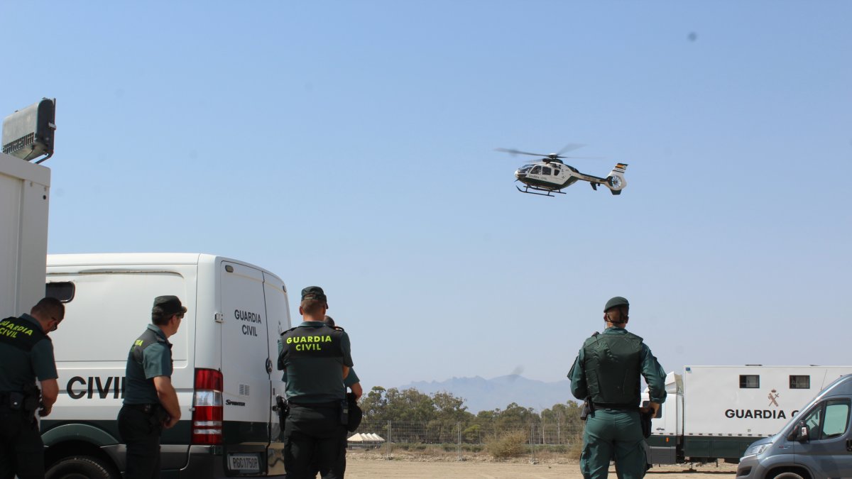 Efectivos de la Guardia Civil y helicóptero en el Puesto de Mando de Dreambeach.