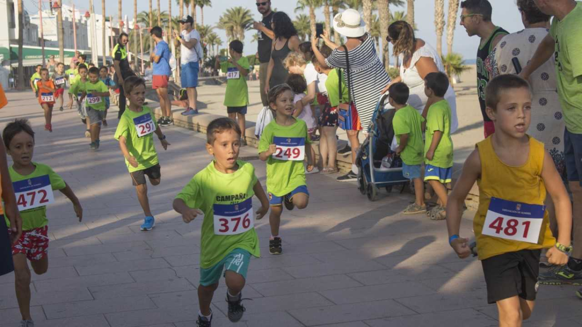 Los pequeños llegando a la meta.