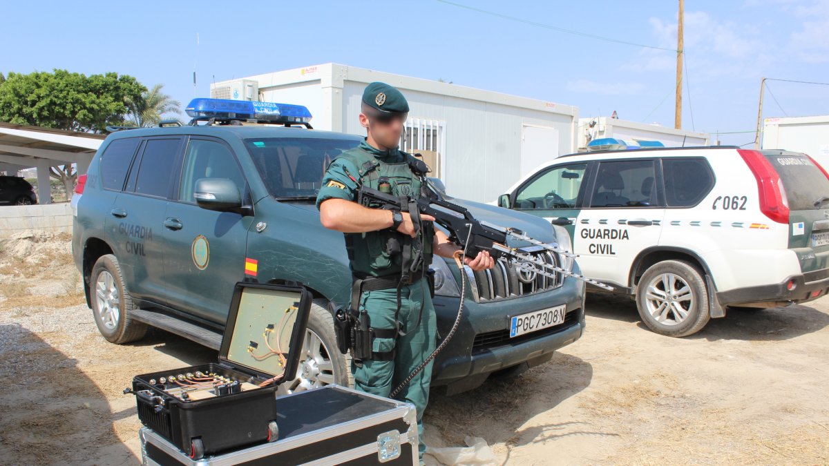 Un agente del Grupo de Acción Rápida muestra un inhibidor de frecuencia.