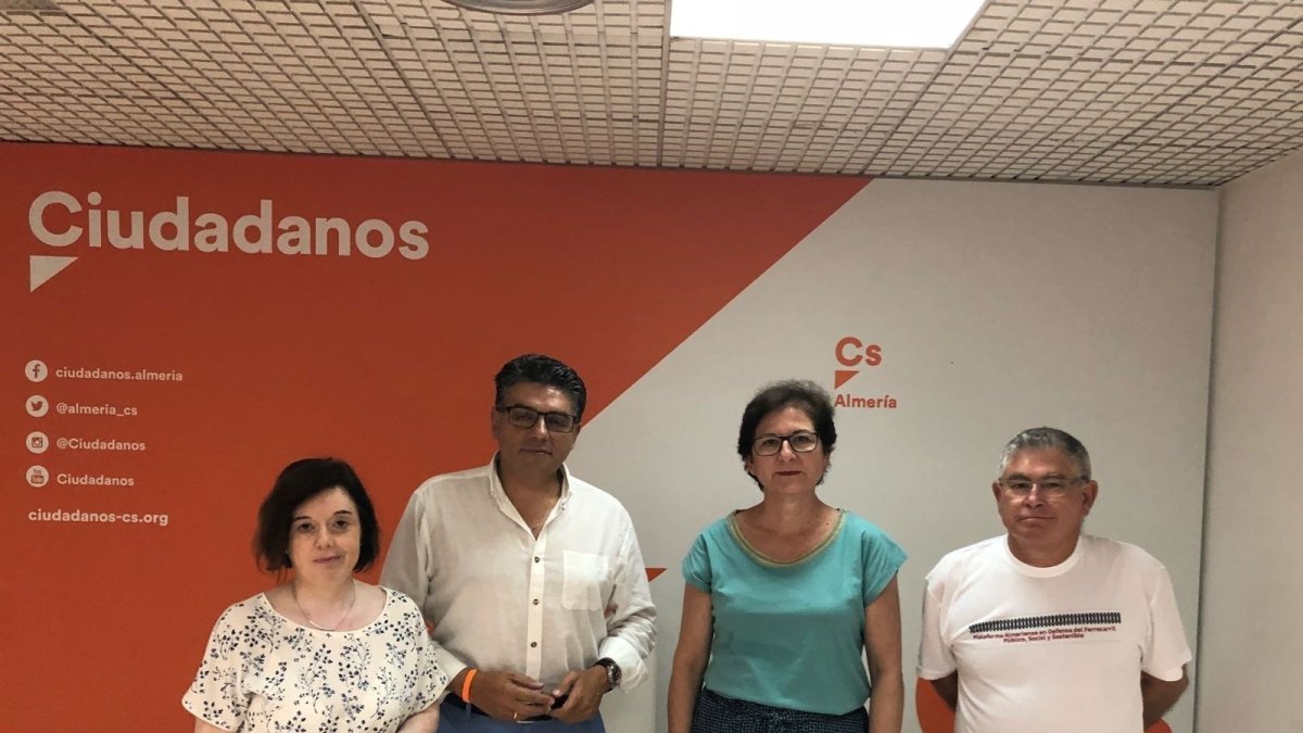 Asistentes a la reunión en la sede de Ciudadanos