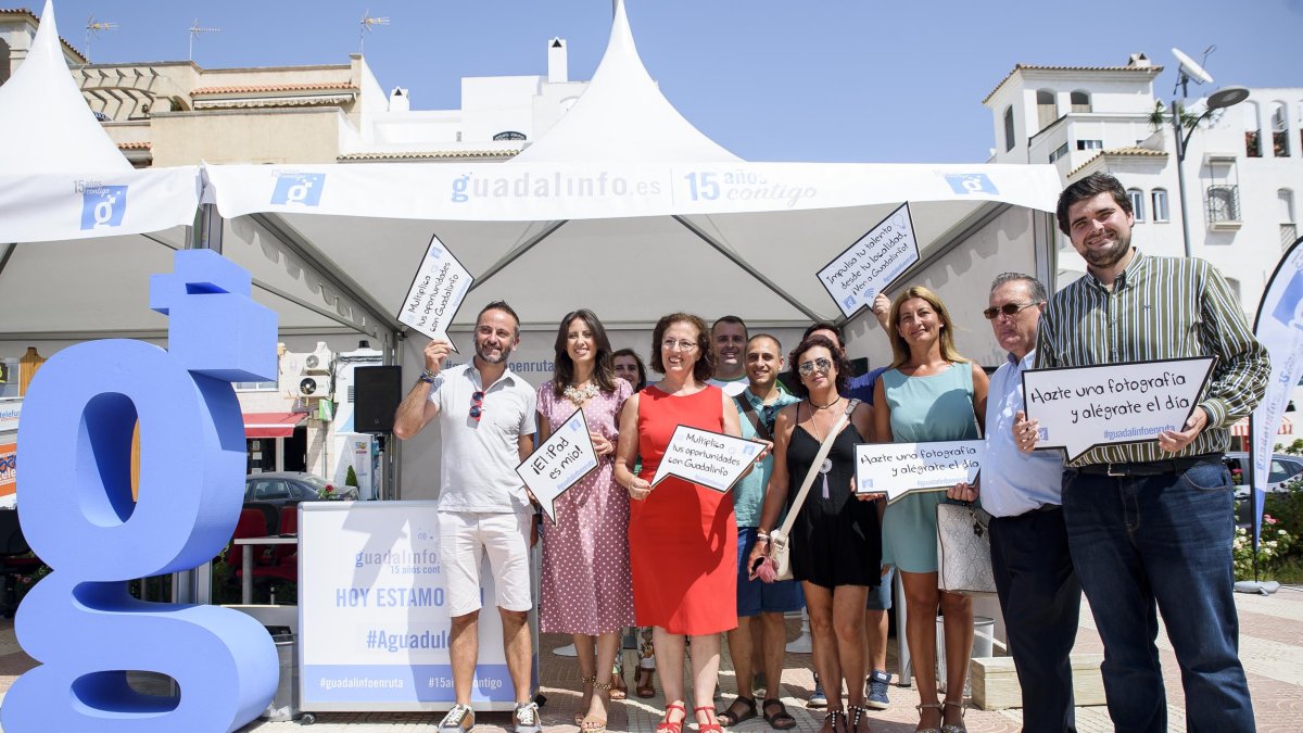 Delegados, diputada, concejales y agentes de innovación en el centro Guadalinfo instalado en Aguadulce.