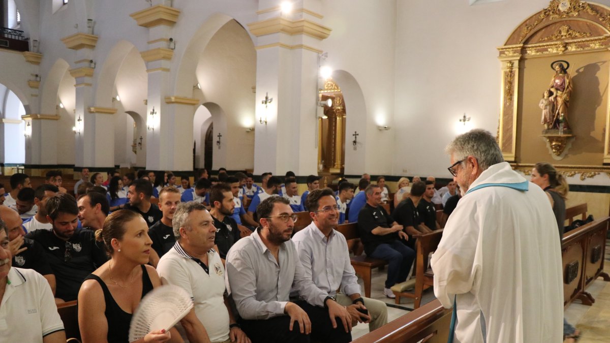 El padre Ángel Becerra recibió a la embajada celeste.