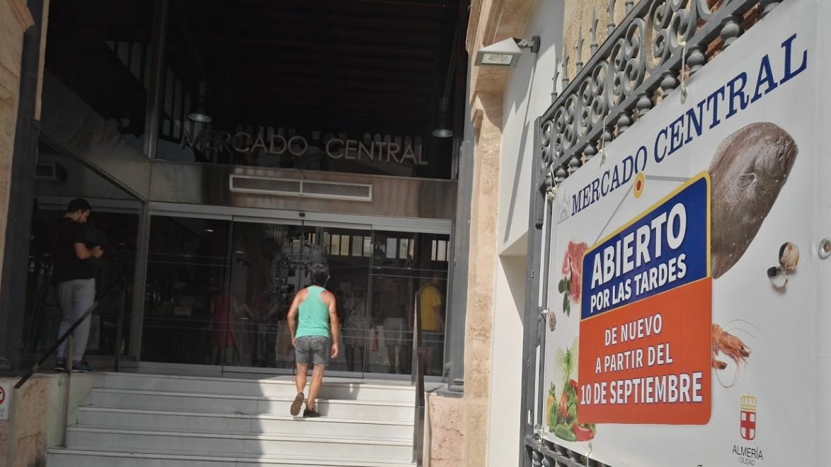 Cartel a la entrada del Mercado Central.