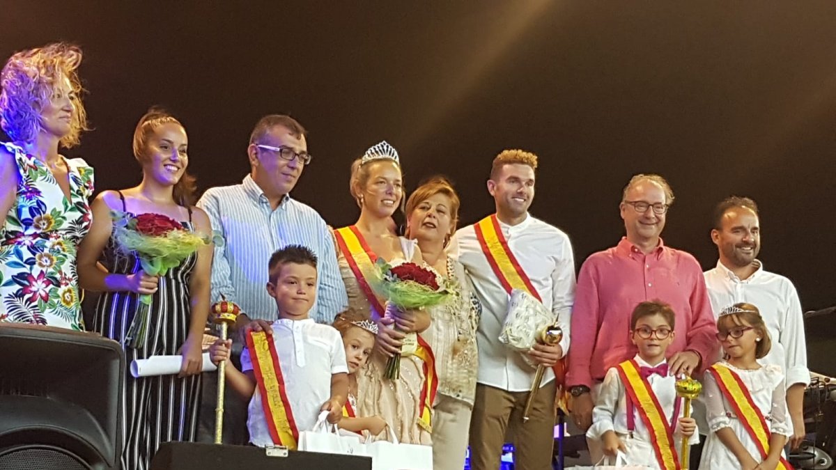 Damas y caballeros de las fiestas de Cabo de Gata con el pregonero, Francisco Amizián.